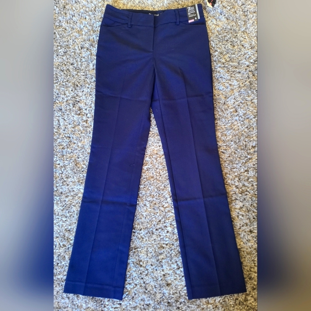Straight-Leg Pant - Signature Fit - 7th Avenue